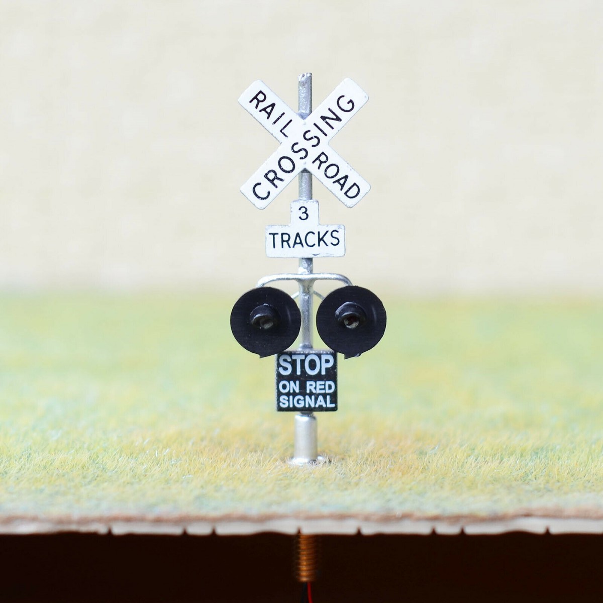 2 x HO scale 3 tracks grade crossing signals + 1 circuit board flasher #3S2